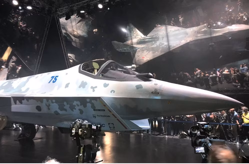 Theo đánh giá của tờ Forbes (Mỹ), quan sát thiết kế bên ngoài, có thể đánh giá đây là một chiến đấu cơ có tính năng tàng hình. Các kỹ sư của Sukhoi đã sử dụng cửa hút gió có thể che khuất một bộ phận, có khả năng phản xạ radar mạnh nhất của máy bay chiến đấu, đó chính là tuabin động cơ.