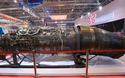 Su-35 được trang bị hai động cơ lực đẩy vectơ 117S mạnh mẽ, cho tốc độ bay tối đa Mach 2,25 và tầm bay tối đa 4.000 km. Cùng với khả năng cơ động mạnh mẽ của Su-35, điều này khiến Su-35 trở thành chiếc máy bay cận chiến cuối cùng của gia đình Su-27 huyền thoại. Nguồn: Topwar