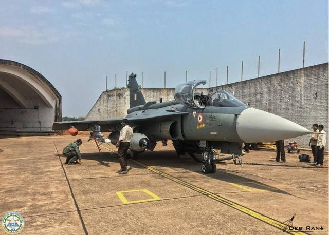 Máy bay chiến đấu hạng nhẹ Tejas Mark 1 sẽ có nhiều khả năng được triển khai với số lượng lớn trong Quân đội Ấn Độ. So với phiên bản gốc đã ra mắt, nó sẽ có khoảng 40 cải tiến quan trọng như radar mảng pha quét điện tử chủ động, động cơ của Mỹ; thân máy bay cũng được kéo dài thêm 1 mét.