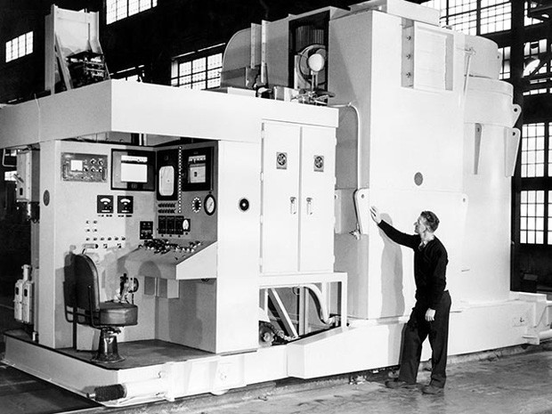 Năm 1942, lò phản ứng hạt nhân đầu tiên trên thế giới được xây dựng tại Mỹ. Dự án được dẫn dắt bởi nhà vật lý vĩ đại Enrico Fermi, ở Chicago vào ngày 2/12/1942. Phản ứng dây chuyền có kiểm soát đầu tiên trên thế giới, cũng được thực hiện tại đây.