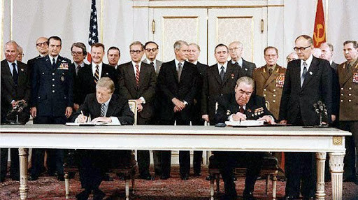 Cuộc chạy đua hạt nhân giữa Mỹ và Liên Xô bắt đầu vào cuối những năm 1940. Và thỏa thuận đầu tiên giữa Washington và Moscow, về việc hạn chế các kho vũ khí hạt nhân chiến lược đã được ký kết vào năm 1972. Thỏa thuận được gọi là Hiệp ước cắt giảm vũ khí tiến công chiến lược giai đoạn 1 (Hiệp ước SALT-1).