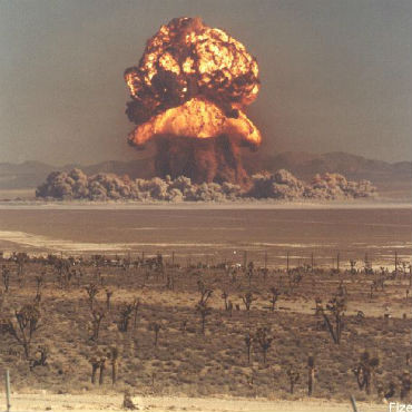 Mỹ là quốc gia có số vụ thử hạt nhân nhiều nhất từng được thực hiện. Mỹ đã tiến hành 1.030 vụ thử hạt nhân (lần gần đây nhất là vào năm 1992), Liên Xô/Nga là 715 lần, Pháp 210 lần, Anh và Trung Quốc mỗi nước 45 lần, Triều Tiên 6 lần, Ấn Độ 3 lần, Pakistan 2 lần, Israel và Nam Phi 1 lần.