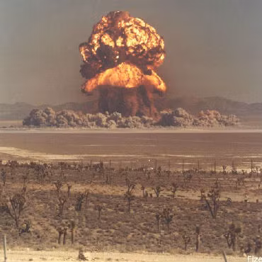 Mỹ là quốc gia có số vụ thử hạt nhân nhiều nhất từng được thực hiện. Mỹ đã tiến hành 1.030 vụ thử hạt nhân (lần gần đây nhất là vào năm 1992), Liên Xô/Nga là 715 lần, Pháp 210 lần, Anh và Trung Quốc mỗi nước 45 lần, Triều Tiên 6 lần, Ấn Độ 3 lần, Pakistan 2 lần, Israel và Nam Phi 1 lần.