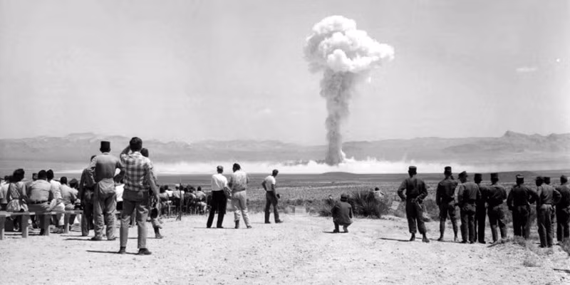 Vụ nổ hạt nhân đầu tiên diễn ra vào ngày 16/7 tại New Mexico. Đó là một quả bom plutonium (Pu-239) được tiến hành thử nghiệm trên sa mạc miền Tây nước Mỹ. Sau đó, một quả bom cùng loại plutonium, đã được thả xuống Nagasaki. Còn loại bom uranium (U-235) có thiết kế đơn giản hơn và các nhà khoa học cho rằng nó không cần phải thử nghiệm.