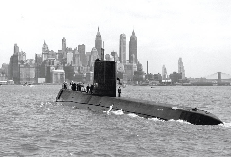 Năm 1954, Hải quân Mỹ tiếp nhận chiếc tàu ngầm hạt nhân đầu tiên trên thế giới. Con tàu mang tên một tác phẩm văn học nổi tiếng “Nautilus”. Đây là tên chiếc tàu ngầm của thuyền trưởng Nemo, trong cuốn tiểu thuyết của nhà văn Jules Verne.