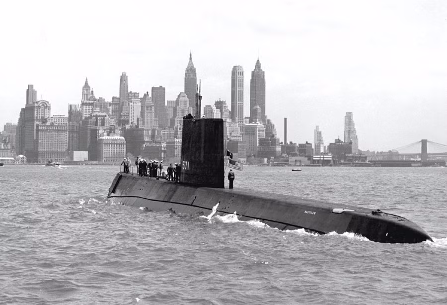 Năm 1954, Hải quân Mỹ tiếp nhận chiếc tàu ngầm hạt nhân đầu tiên trên thế giới. Con tàu mang tên một tác phẩm văn học nổi tiếng “Nautilus”. Đây là tên chiếc tàu ngầm của thuyền trưởng Nemo, trong cuốn tiểu thuyết của nhà văn Jules Verne.