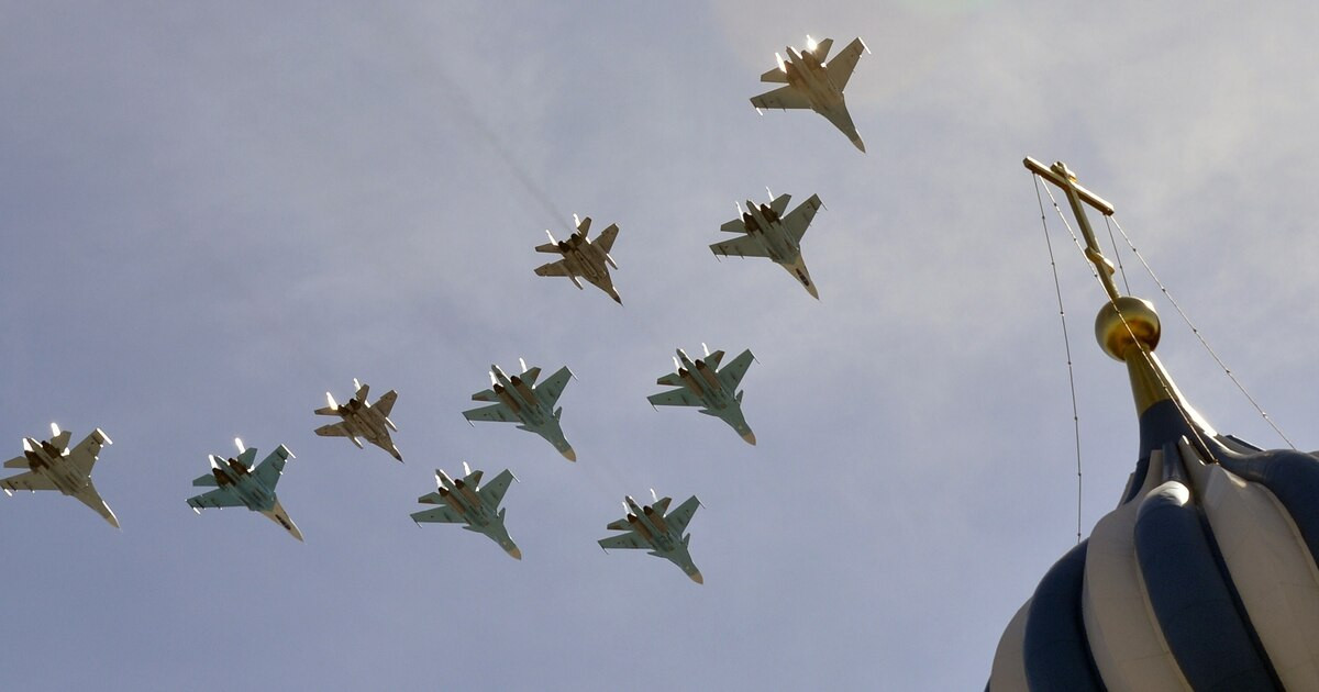 Đứng thứ hai trong top 5 là Nga, mặc dù Không quân Nga có phần tụt hậu so với Trung Quốc về số lượng, nhưng lại vượt trội hơn hẳn về chất lượng. Mặc dù khó khăn về kinh tế, nhưng trong 5 năm qua, quy mô lực lượng không quân Nga không giảm; ngược lại, chúng ngày càng tăng. 