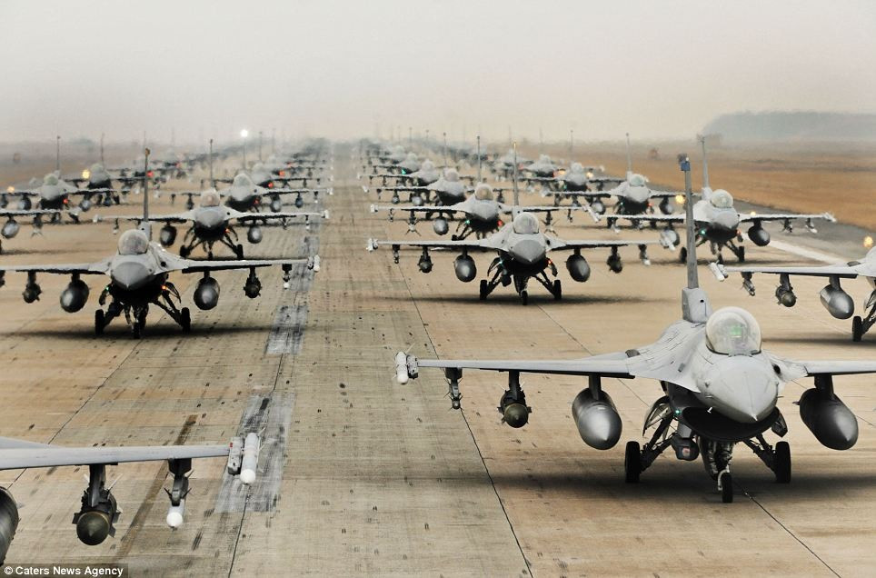 Đứng đầu trong top 5 là Không quân Mỹ; hiện Không quân Mỹ có 11.767 máy bay các loại và 318.000 nhân viên. Nhưng ở đây chúng ta cần hiểu, thứ nhất, gần một nửa số máy bay của Không quân Mỹ là máy bay vận tải và trực thăng (5.739 chiếc). Tuy nhiên số máy bay này vượt xa so với quốc gia thứ hai là Nga. 