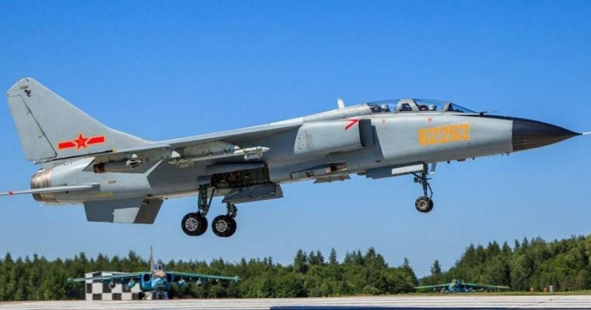 Về trang bị cơ bản, số máy bay chiến đấu của Trung Quốc chủ yếu là Su-27, Su-30 và Su-35 với nhiều "bản sao" khác nhau. Việc chế tạo các phương tiện không người lái, cũng đang được Trung Quốc tập trung đầu tư. Hiện nay Trung Quốc có 4.167 máy bay các loại và 330 nghìn nhân viên.