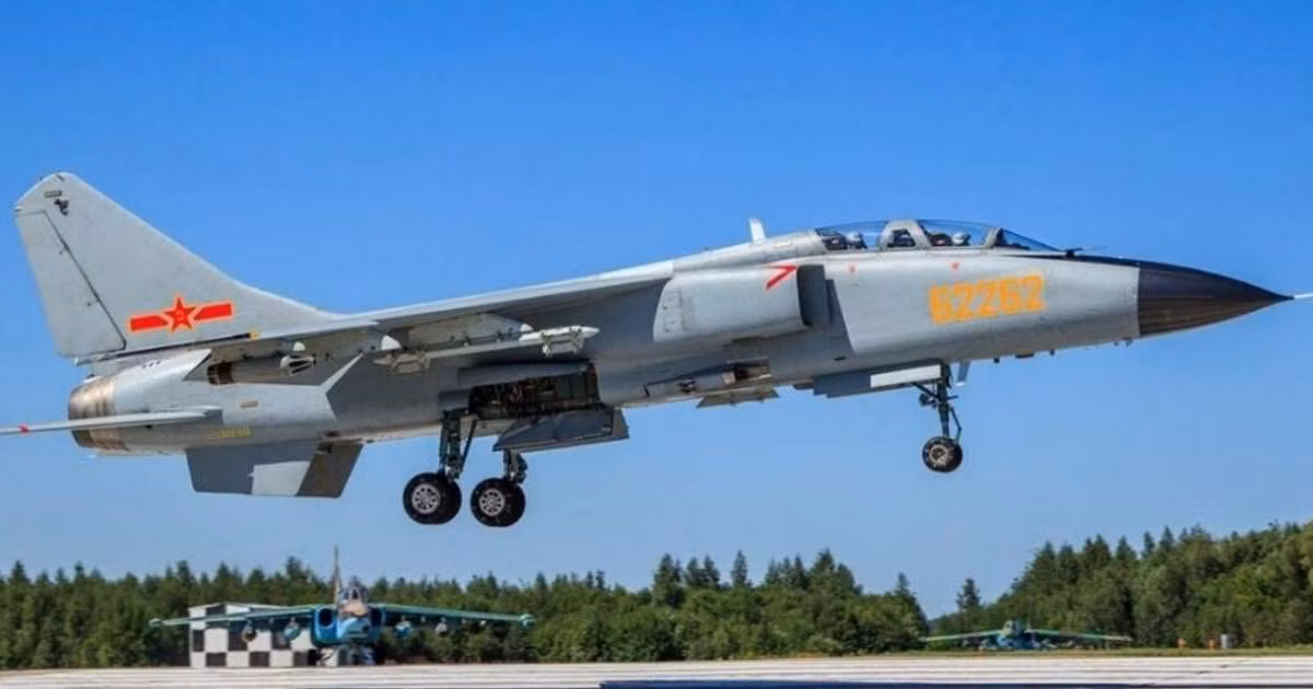 Về trang bị cơ bản, số máy bay chiến đấu của Trung Quốc chủ yếu là Su-27, Su-30 và Su-35 với nhiều "bản sao" khác nhau. Việc chế tạo các phương tiện không người lái, cũng đang được Trung Quốc tập trung đầu tư. Hiện nay Trung Quốc có 4.167 máy bay các loại và 330 nghìn nhân viên.
