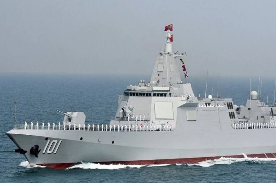 Type 055 có tổng lượng choán nước lên tới 14,5 nghìn tấn; chiều dài thân tàu là 183 m, rộng 20m, độ choán nước 6,6 m. Type 055 chỉ đứng sau lớp tàu Zumwalt của Mỹ về kích thước, và lớn hơn các khu trục hạm Arleigh Burke và các tuần dương hạm Ticonderoga của Hải quân Mỹ.