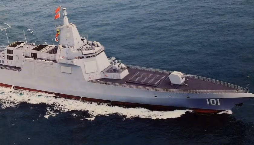 Nhưng không giống như USS Zumwalt khi sắp xếp hệ thống phóng tên lửa thẳng đứng (VLS) dọc theo ngoại vi của boong tàu, tàu chiến Type 055 có 112 ô VLS bố trí tập trung theo kiểu thiết kế cổ điển (phía trước 48, phía sau 64). Với thiết kế như vậy, nếu một quả tên lửa của đối phương đánh trúng khu vực này, dễ khiến vũ khí ở đây phát nổ.