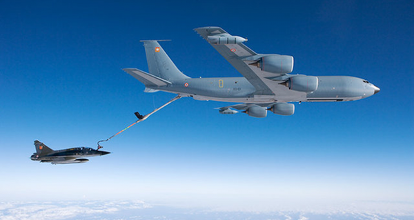 Với khoảng cách từ các căn cứ của Mỹ đến chiến trường ở Tây Thái Bình Dương đều vượt xa tầm bay của tất cả các loại máy bay chiến đấu hiện có, nên không thể không sử dụng máy bay tiếp dầu trên không.