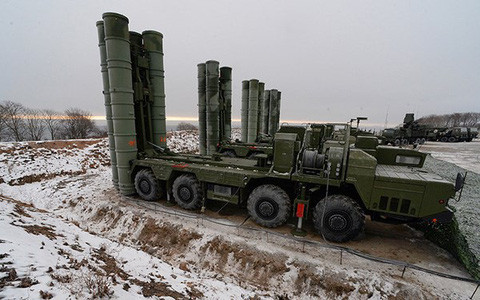 Theo tính toán, việc tổ hợp tên lửa S-400 tiêu diệt được máy bay chiến đấu tàng hình dường như là khả thi. Trong khi nêu bật hai điểm nổi bật chính là tầm siêu xa của hệ thống phòng không S-400 và khả năng đánh chặn tên lửa đạn đạo tầm trung, Nga cũng tuyên bố rằng, S-400 có khả năng bắn hạ máy bay chiến đấu tàng hình, nhưng nghe có vẻ không mấy khích lệ.