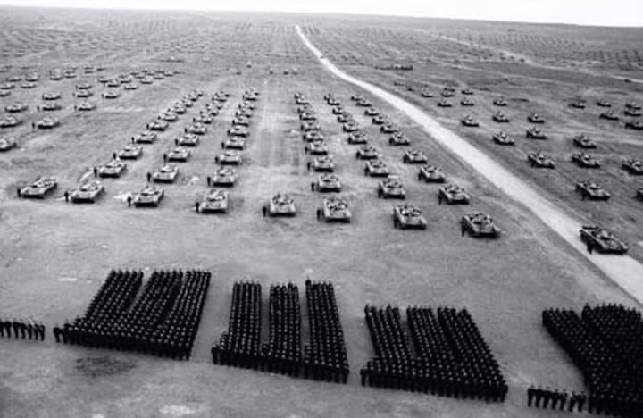 Giới chỉ huy quân sự Liên Xô đã đưa ra giải pháp cho vấn đề này là xây dựng một kho dự trữ quân sự khổng lồ ở biên giới các nước XHCN Đông Âu để triển khai nhanh nhất sang các nước phương Tây.