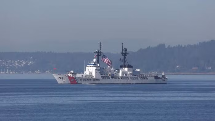 Giống với các tàu tuần tra lớp Hamilton khác, tàu John Midgett có chiều dài 115 m, chiều rộng 13 mét; mớn nước 5,5 mét; tốc độ tối đa 29 hải lý (54 km/h); tốc độ chay tiết kiệm nhiên liệu 12 hải lý/h (22 km/h); tầm hoạt động tối đa 11.000 hải lý (20.000 km); lượng giãn nước toàn tải 3.050 tấn.