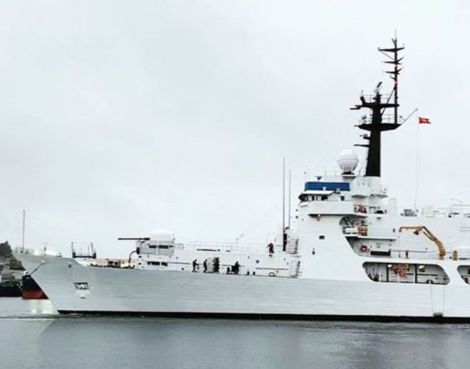 Trên tài khoản Facebook của các cựu thủy thủ tàu John Midgett, vừa đăng tải clip tàu John Midgett, được sơn lại với màu trắng và lá cờ đỏ sao vàng của Việt Nam tung bay trên tháp tín hiệu của tàu.