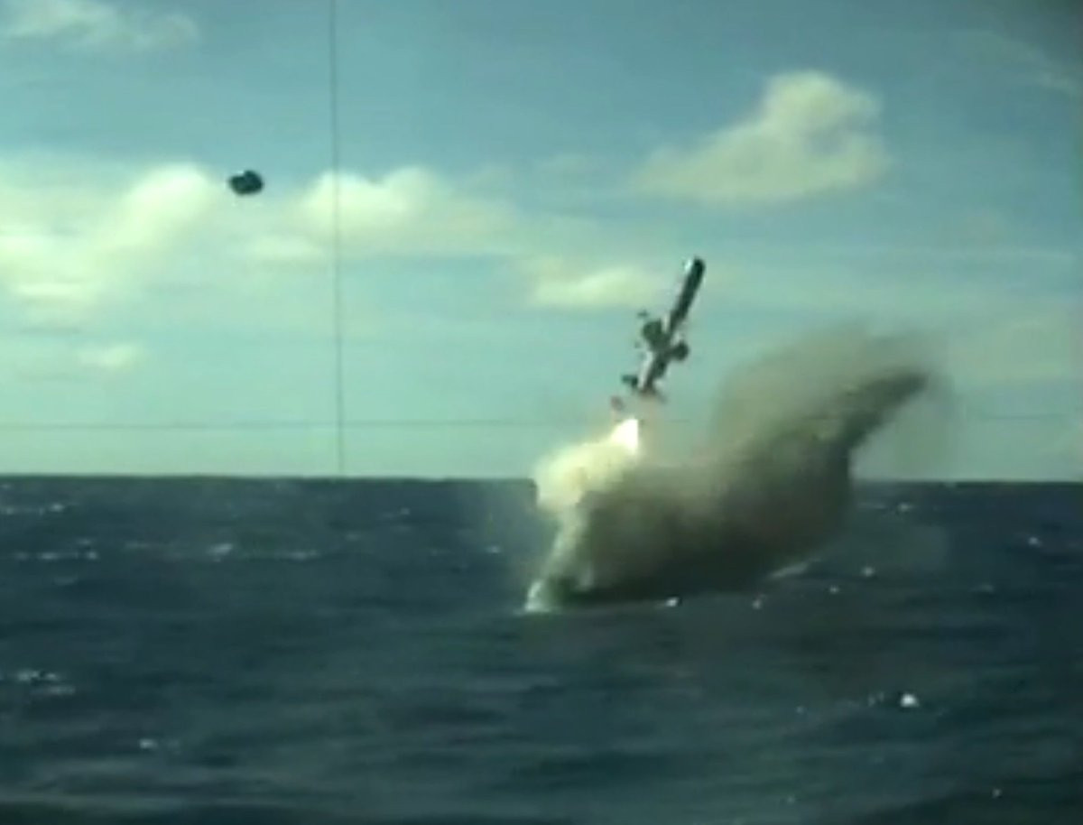 Khi được phóng đi từ tàu ngầm, tên lửa Harpoon sẽ được bố trí trong một thùng chứa và nó được phóng từ dưới mặt nước, thông qua ống phóng ngư lôi.