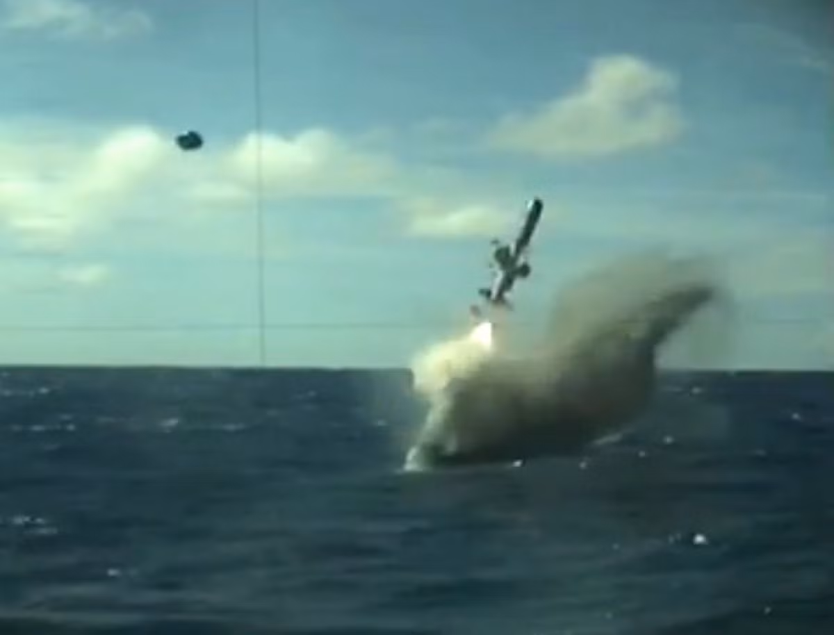 Khi được phóng đi từ tàu ngầm, tên lửa Harpoon sẽ được bố trí trong một thùng chứa và nó được phóng từ dưới mặt nước, thông qua ống phóng ngư lôi.