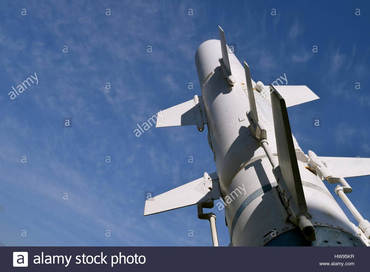 Tên lửa Harpoon cung cấp cho hải quân và không quân một loại tên lửa đa năng có thể phóng từ trên không, tàu nổi và tàu ngầm. Harpoon sử dụng phương pháp dẫn đường giai đoạn đầu bằng quán tính, có hiệu chỉnh sai số bằng GPS; giai đoạn cuối bằng radar của tên lửa, để tấn công các tàu nổi.