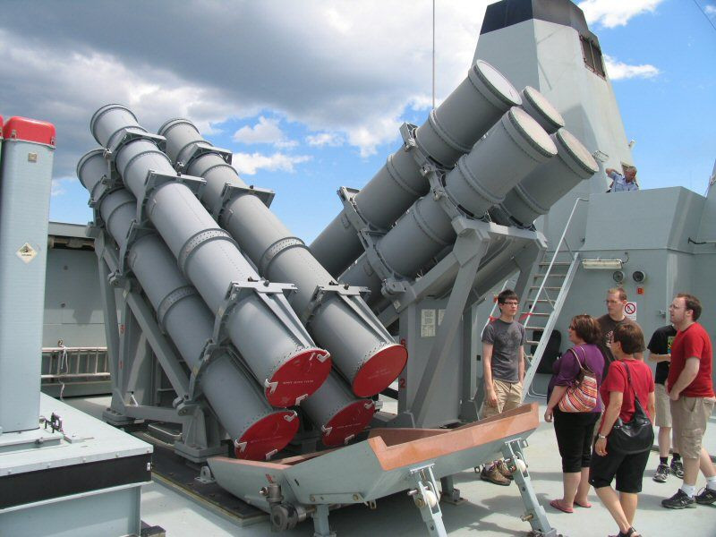 Harpoon là tên lửa chống hạm sử dụng trong mọi điều kiện thời tiết, được phát triển và sản xuất bởi McDonald Douglas (là công ty con của Boeing). Tên lửa sử dụng radar dẫn đường chủ động giai đoạn cuối và có thể bay bám mặt biển, để né tránh sự phát hiện của hệ thống phòng không đối phương.