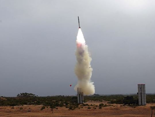 Hiện nay mối đe dọa đáng kể nhất của Triều Tiên, đối với máy bay F-35, là thống tên lửa đất đối không KN-06 mới nhất của Triều Tiên; theo phán đoán, đây có thể là một bản sao không hoàn chỉnh, của phiên bản tên lửa S-300 đới đầu, được sản xuất dưới thời Liên Xô.