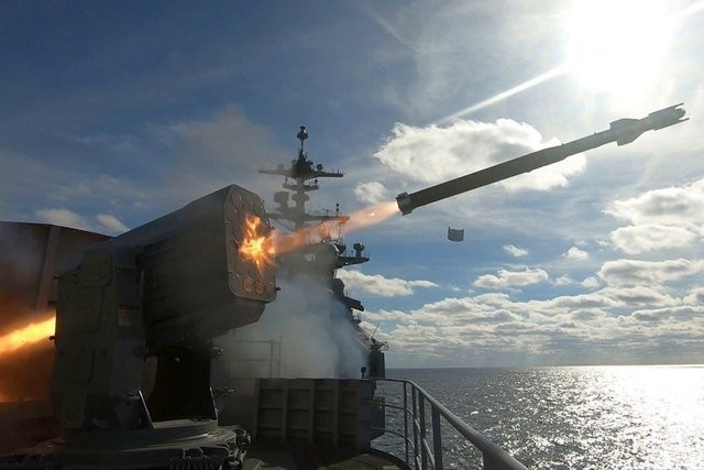 Vũ khí trang bị cho chiếc chiến hạm này bao gồm 8 tên lửa hành trình chống hạm Type 90, hỏa lực phòng không bao gồm phiên bản hải quân của tổ hợp tên lửa tầm trung Type 03 (còn được gọi là Chū-SAM Kai).