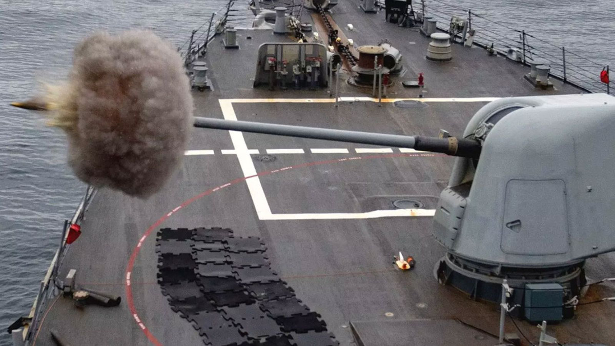 Bên cạnh đó tàu còn được tích hợp pháo hạm Mk 45 mod 4 cỡ 127 mm L/62, các bệ phóng thẳng đứng đa năng kiểu Mk 141, hệ thống vũ khí phòng thủ cự ly gần SeaRAM, sàn đáp và nhà chứa trực thăng ở đuôi tàu, cho phép mang theo 1 trực thăng lên thẳng đa dụng MH-60J, trong các chuyến hải trình dài.