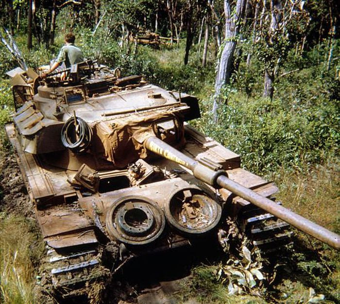 Quân ta lợi dụng địa hình kín đáo, chờ cho đoàn xe thủy quân lục chiến Mỹ đến cách 50m mới nổ súng. Quân ta dùng súng chống tăng B-40, lựu đạn và súng không giật, đã bắn cháy 4 chiếc xe. Quân Mỹ hoảng loạn bỏ chạy, sa xuống ruộng lầy quân ta tiếp tục đuổi theo tiêu diệt 3 xe nữa.