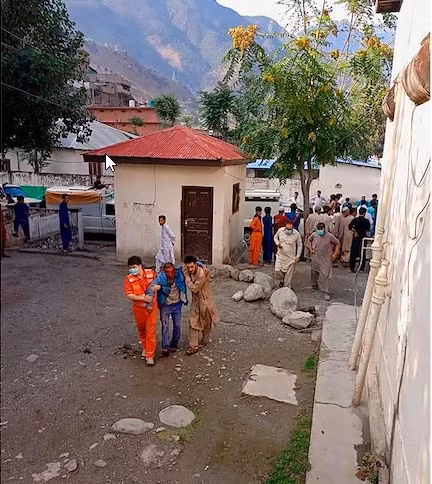 Công nhân Trung Quốc thường xuất hiện tại một số công trường xây dựng và được biết đến với trang phục đặc biệt, hoặc thiết bị an toàn như mũ bảo hiểm. Trong tình huống như vậy, sẽ không hợp lý khi họ làm việc trên một công trường xây dựng, khi cầm một khẩu Kalashnikov hạng nặng, thông tin cho biết.