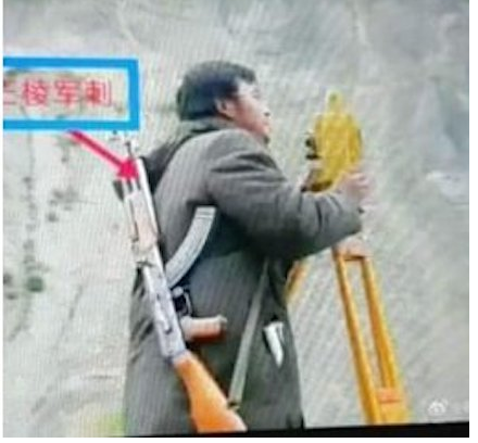 Khẩu súng trường tiến công AK-47 đeo trên vai của hai người đàn ông trong ảnh, các mạng truyền thông và các bài đăng trên mạng xã hội cho rằng, những công nhân Trung Quốc đã bắt đầu mang súng để bảo vệ an ninh của họ, sau vụ nổ bom xe buýt.