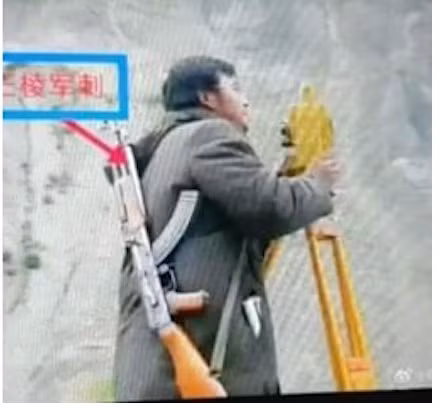 Khẩu súng trường tiến công AK-47 đeo trên vai của hai người đàn ông trong ảnh, các mạng truyền thông và các bài đăng trên mạng xã hội cho rằng, những công nhân Trung Quốc đã bắt đầu mang súng để bảo vệ an ninh của họ, sau vụ nổ bom xe buýt.