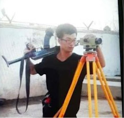 Vài ngày sau vụ nổ xe buýt ở Pakistan, khiến 9 kỹ sư và công nhân Trung Quốc thiệt mạng ở tỉnh Khyber Pakhtunkhwa; những bức ảnh về “công nhân Trung Quốc” mang súng trường tấn công AK-47, đang được tung lên mạng. Một số phương tiện truyền thông đã đăng những bức ảnh kèm những lời bình luận với "sự nghi ngờ ngày càng tăng", giữa Trung Quốc và Pakistan.