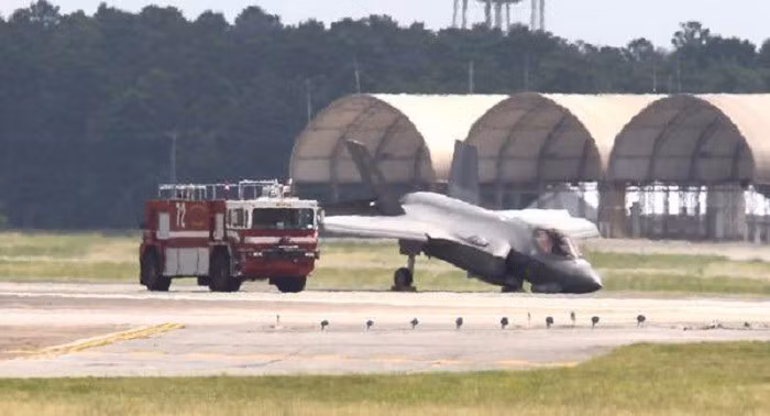 Mười trong số này là các khiếm khuyết loại I nghiêm trọng, có thể gây chết người, thương tật nặng hoặc bệnh nghề nghiệp nghiêm trọng; có thể gây mất mát hoặc thiệt hại lớn cho hệ thống vũ khí; hạn chế nghiêm trọng khả năng sẵn sàng chiến đấu của tổ chức sử dụng.