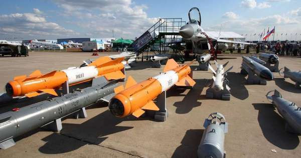 Về vũ khí, với tổng cộng 7 điểm gắn vũ khí và 1 khẩu pháo hàng không hai nòng, máy bay chiến đấu MiG-29 cũng là máy bay chiến đấu đầu tiên sử dụng hệ thống điều khiển hỏa lực tích hợp, bao gồm radar, thiết bị phát hiện mục tiêu bằng quang điện hồng ngoại và hệ thống ngắm gắn trên mũ bay của phi công.