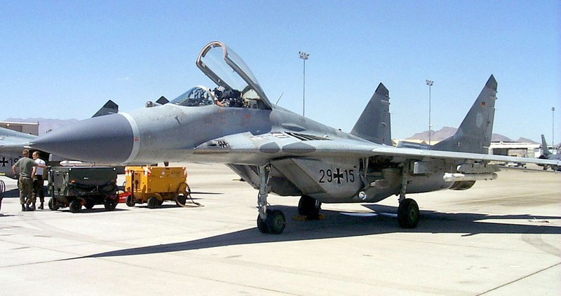 Chính vì yêu cầu không cao như vậy, nên tầm hoạt động và tuổi thọ MiG-29 sẽ không ảnh hưởng nhiều đến khả năng của Quân đội Liên Xô; đồng thời hệ thống phòng không mặt đất của Quân đội Liên Xô, cũng đảm bảo cho MiG-29 trong chiến đấu. Do đó, trong biên chế của Quân đội Liên Xô, những thiếu sót của MiG-29 thực tế không bị ảnh hưởng nhiều.