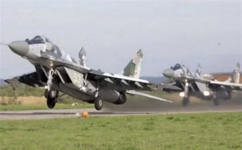 Hơn nữa, do công nghệ điện tử Liên Xô tụt hậu so với phương Tây, nên MiG-29 thua xa máy bay chiến đấu F-16 về hệ thống điện tử và phần mềm điều khiển. Theo tính toán của Liên Xô, MiG-29 sẽ đồng hành cùng Quân đoàn Liên Xô trong chiến tranh tổng lực, để thực hiện các nhiệm vụ phòng không và tấn công mặt đất.