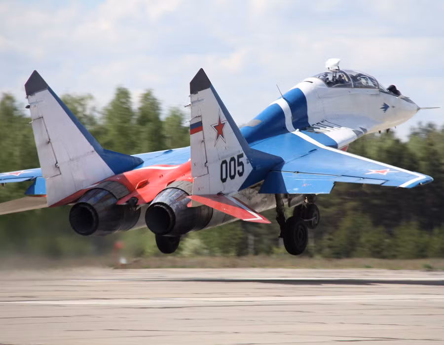 Cùng với hiệu suất tuyệt vời của động cơ RD-33 vào thời điểm đó, dựa trên tỷ lệ lực đẩy trên trọng lượng 7,87, nên tiêm kích chiến đấu MiG-29 có lợi thế lớn về khả năng cơ động trên tỷ trọng. Đặc biệt, khung thân MiG-29 có thể chịu quá tải liên tục 9G, một mức chịu tải rất lớn.