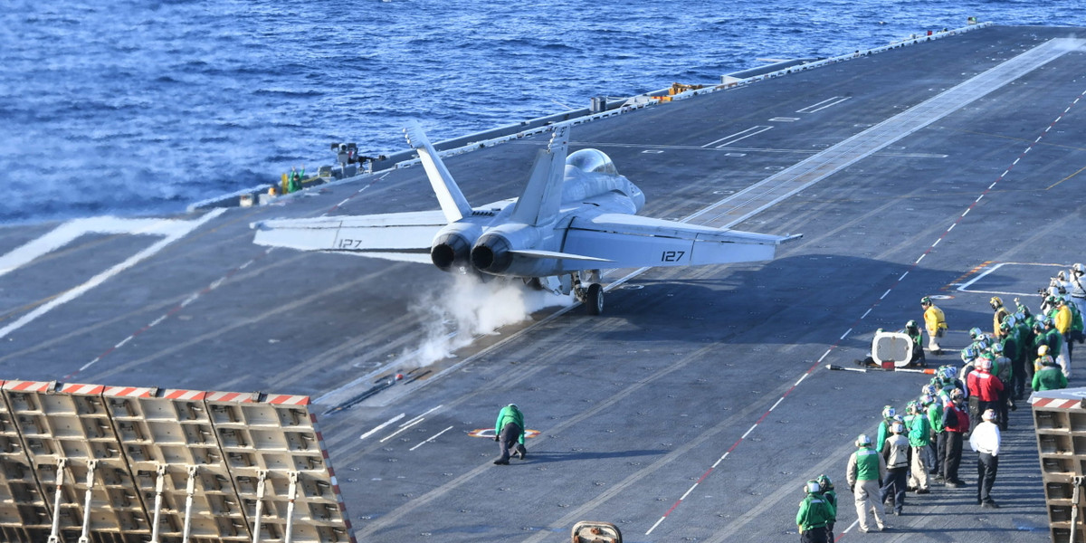 Mỹ vẫn dẫn đầu thế giới trong lĩnh vực hàng không, quy mô đầu tư cho nghiên cứu và phát triển của nước này gấp nhiều lần Pháp và hiệu quả hơn về nhiều mặt. Đơn cử chiến đấu cơ F/A-18E/F Super Hornet có tính năng cao hơn nhiều Rafale M. Chưa nói đến F-35C còn cao hơn cả thế hệ.