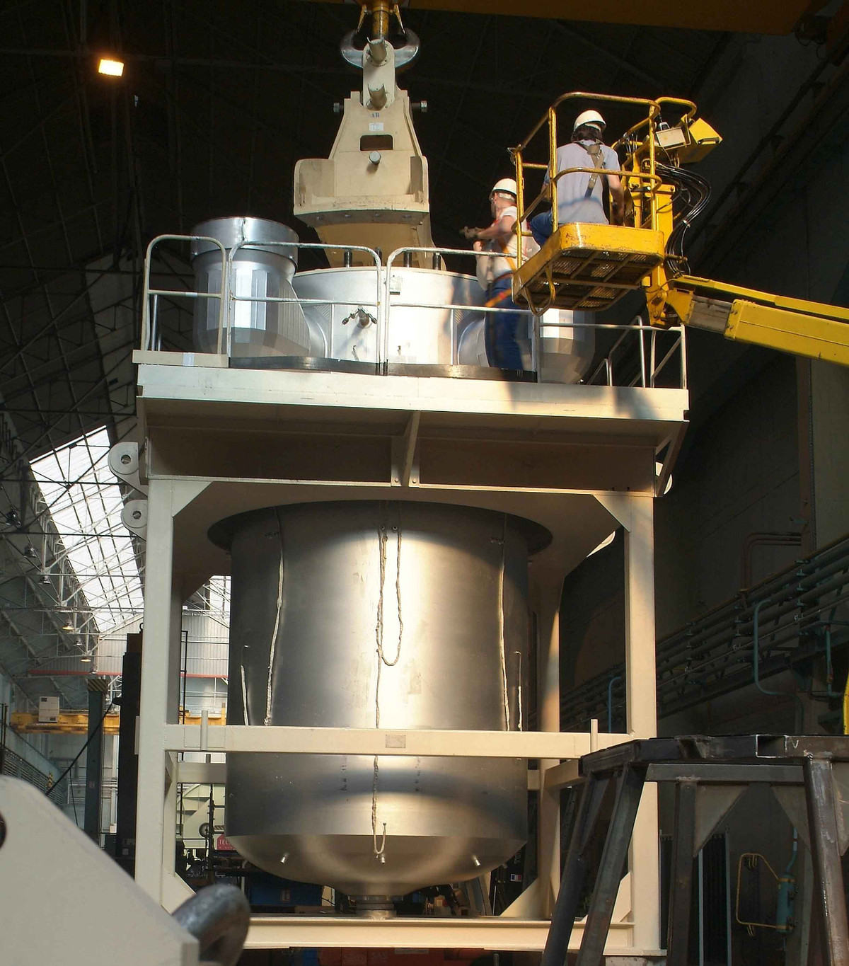 Ngược lại, tàu Charles de Gaulle của Pháp sử dụng lò phản ứng hạt nhân K-15 kém hiện đại hơn; lò này bảy năm cần đại tu và nạp lại nhiên liệu một lần. Công suất lò phản ứng hạt nhân của Pháp thấp hơn, nhưng các yêu cầu bảo trì vẫn cao hơn lò của Mỹ.