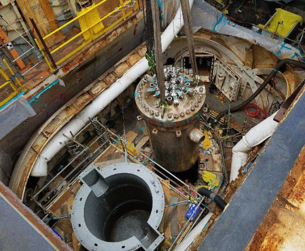 Tàu sân bay lớp Nimitz được cung cấp năng lượng từ hai lò phản ứng hạt nhân A4W. Nó chỉ cần được đại tu và nạp lại nhiên liệu một lần trong vòng đời 50 năm phục vụ. Đây là điều rất cần thiết đối với các tàu chiến lớn, có thể triển khai trên vùng biển xa đến vài tháng trời.