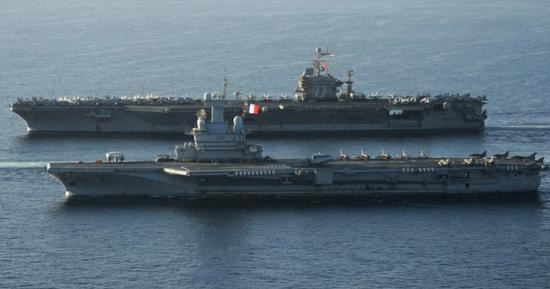 Hải quân Mỹ hiện được trang bị 10 tàu sân bay hạt nhân lớp Nimitz và một siêu tàu sân bay lớp Gerald Ford; trong khi Pháp chỉ có một tàu sân bay Charles de Gaulle. Tàu sân bay của Pháp có nhiều điểm tương đồng với lớp Nimitz, do được sự hỗ trợ kỹ thuật của Mỹ trong quá trình phát triển.