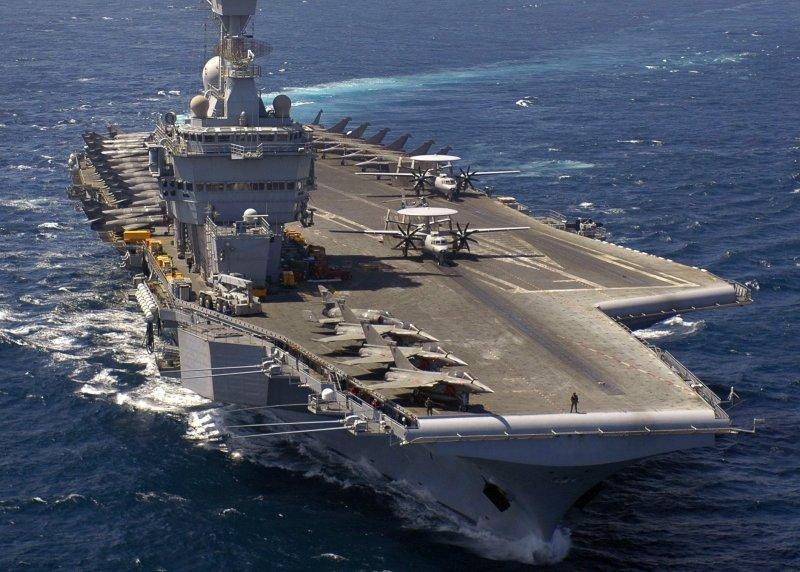Nhà chứa máy bay của Charles de Gaulle nhỏ hơn rất nhiều so với tàu Nimiz, nên số lượng máy bay trên tàu của Pháp chỉ là 35 chiếc tiêm kích hạm Rafale M, bằng khoảng một nửa so với số máy bay trên tàu lớp Nimitz (mặc dù máy bay Rafale C nhỏ hơn F/A-18 và F-35C).