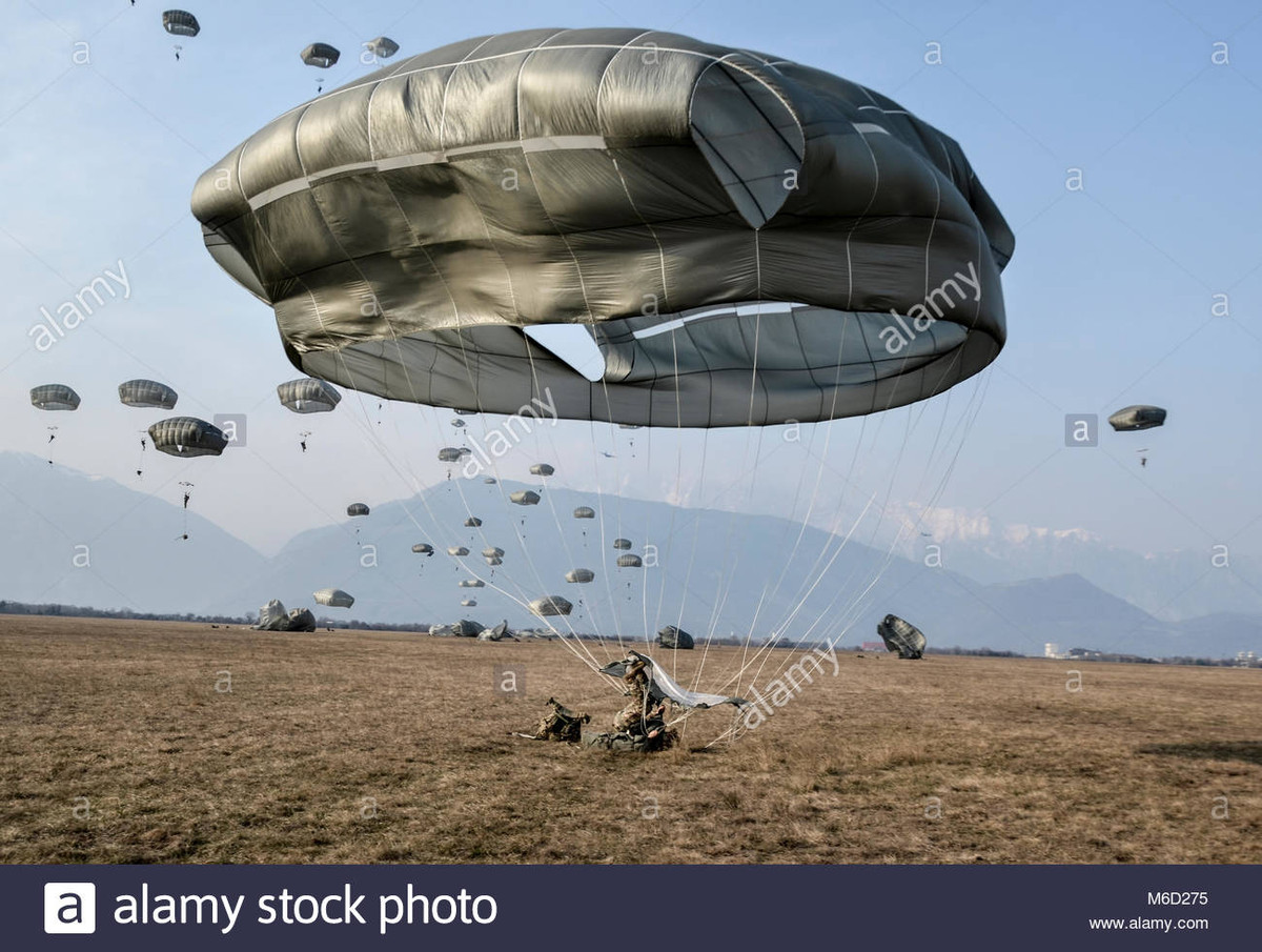 Nhược điểm là nguy hiểm và tốn kém; lực lượng nhảy dù phải được huấn luyện tốt, bãi đổ bộ phải rộng; những chiếc vận tải cơ trong quá trình đổ bộ phải bay cao, dễ bị đối phương phát hiện bằng radar, nên mất tính bí mật, bất ngờ; bãi đổ bộ dễ bị đối phương phán đoán và tập kích bằng hỏa lực..