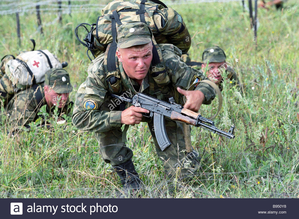 Trong suốt quá trình phục vụ, lực lượng dù phải huấn luyện nhảy dù liên tục; nhiệm vụ của lực lượng dù là tổ chức hoạt động phá hoại, hoặc để chiếm một đầu cầu nhất định và giữ nó cho đến khi lực lượng chính tiếp cận. Trong các chiến dịch lớn, tạo mũi vu hồi bất ngờ sau lưng đối phương.