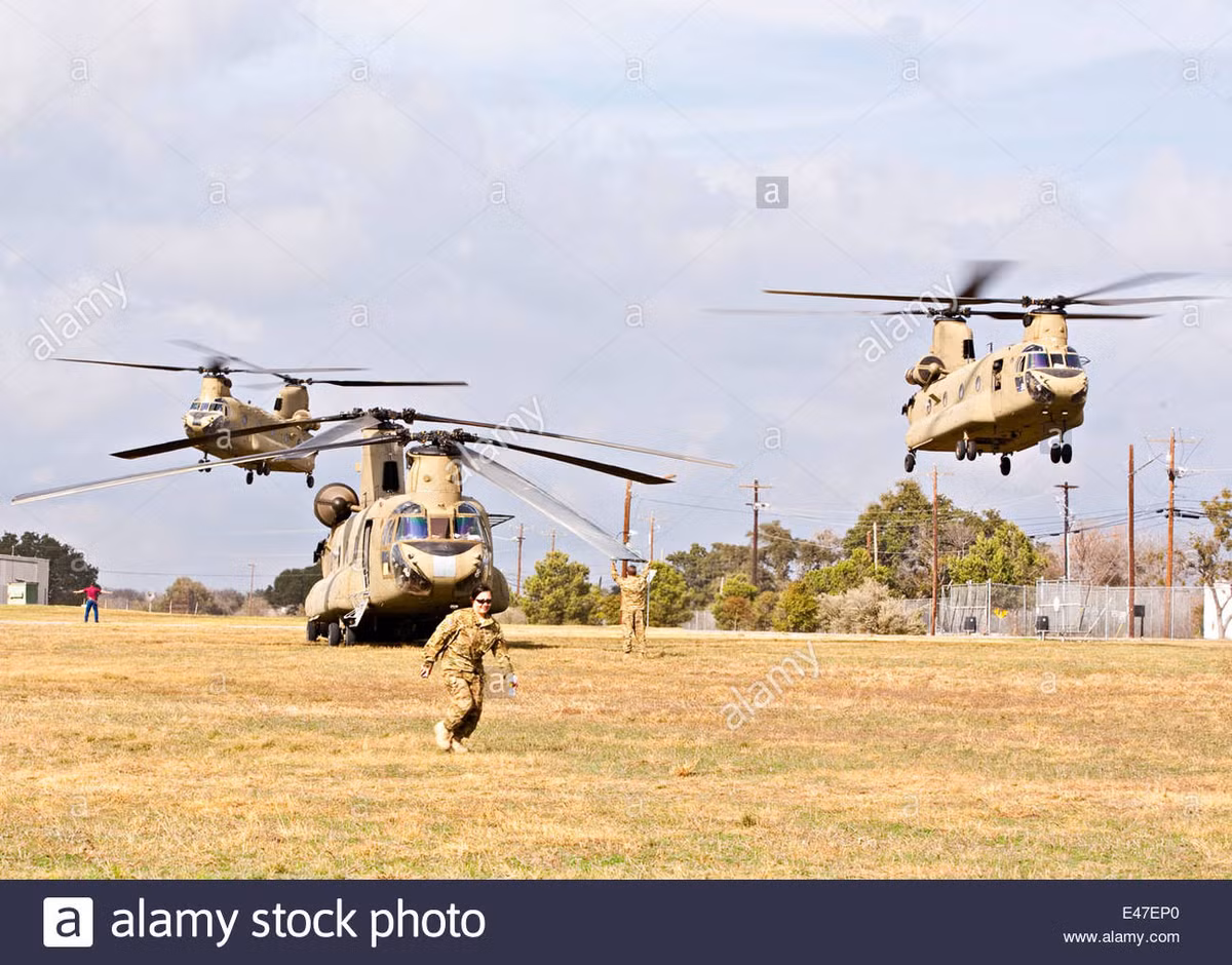 Tuy nhiên đổ bộ bằng trực thăng không cần bãi đổ bộ lớn, trực thăng có thể bay thấp, tạo yếu tố bất ngờ; có thể dùng nhiều phương tiện một lúc, quá trình đổ bộ an toàn hơn, binh lính không cần phải biết nhảy dù. Thậm chí, những chiếc trực thăng còn là phương tiện “2 trong 1”; vừa là phương tiện đổ bộ, vừa thực hiện yểm trợ hỏa lực cho lực lượng đổ bộ.