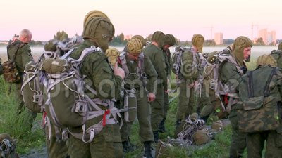 Dù gì đi chăng nữa, những lực lượng nhảy dù chiến đấu sau lưng đối phương, thường có hỏa lực rất mỏng; Nga cũng tập trung phát triển các loại dù, có thể thả những vũ khí hạng nặng như xe tăng T-72B3 từ máy bay vận tải Il-76MD, trang bị cho một số tiểu đoàn của sư đoàn ĐBĐK số 7 Novorossiysk và 76.