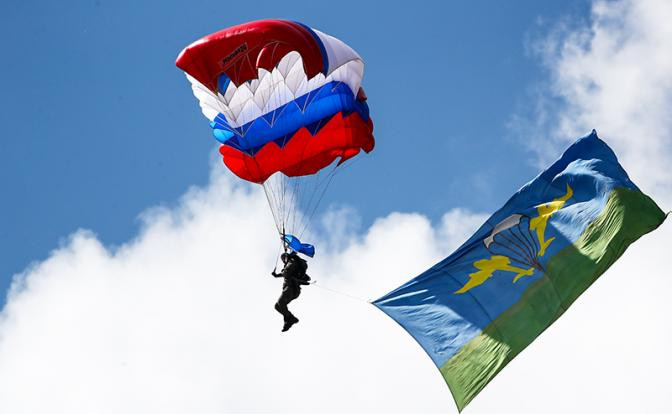 Trong Quân đội Nga, lính dù khác với các lực lượng khác, không chỉ ở khả năng nhảy dù đổ bộ, mà họ còn là lực lượng dự bị chiến lược và đây cũng là lực lượng tinh nhuệ, được vũ trang tốt nhất của Quân đội Nga hiện nay.