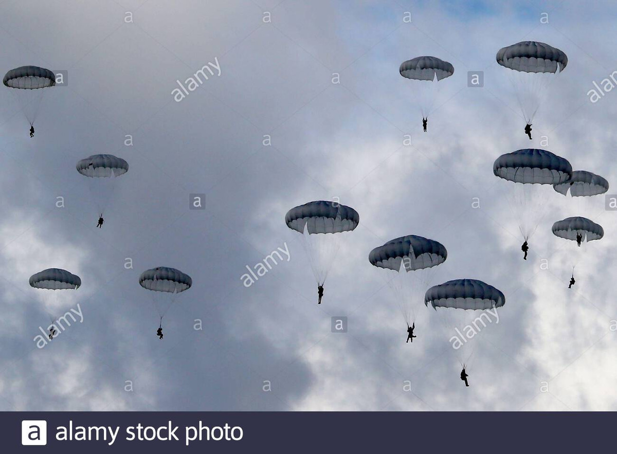 Theo các chuyên gia quân sự, Quân đội Mỹ từ lâu đã bỏ hình thức đổ bộ đường không bằng dù ồ ạt, vì hoạt động này tốn kém và nguy hiểm.