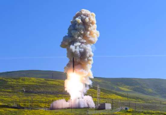 Hai công ty quốc phòng hàng đầu của Mỹ là Lockheed Martin và Northrop Grumman đang đấu thầu dự án đánh chặn chống tên lửa (NGI) thế hệ tiếp theo, nhằm mục đích thay thế thiết bị đánh chặn chống tên lửa (GBI) được sử dụng trong hệ thống phòng thủ tên lửa đạn đạo của Mỹ hiện nay.